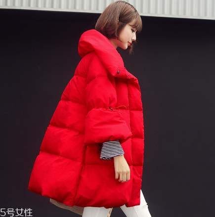 紅色羽絨服里面穿什么？保暖時(shí)尚兩不誤