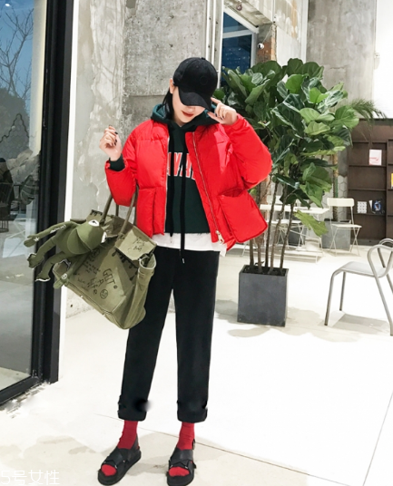 紅色羽絨服里面穿什么？保暖時(shí)尚兩不誤