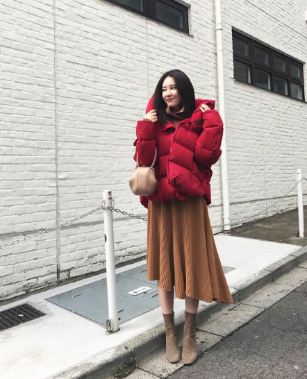 紅色羽絨服里面穿什么？保暖時(shí)尚兩不誤