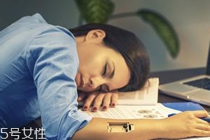 熬夜長膘什么原因？疲勞使人食欲大開
