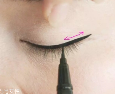 眼線筆要什么顏色好看？眼線筆顏色需要結合發色妝容