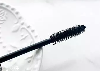 睫毛膏如何避免結塊？不要z形涂抹