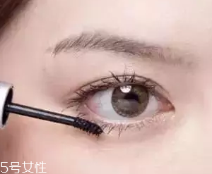 睫毛膏如何避免結塊？不要z形涂抹