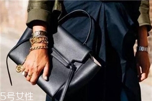 celine鯰魚包專柜價(jià)格 跟著超模買準(zhǔn)沒錯(cuò)