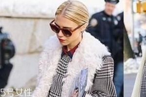 怎么挑選格子大衣？穿對了氣質(zhì)女就是你