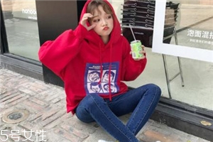 紅色衛(wèi)衣配什么褲子？休閑時(shí)尚兩不誤