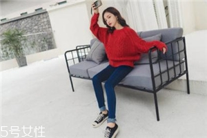 紅色毛衣下面配什么？褲子裙子統統能Hold住