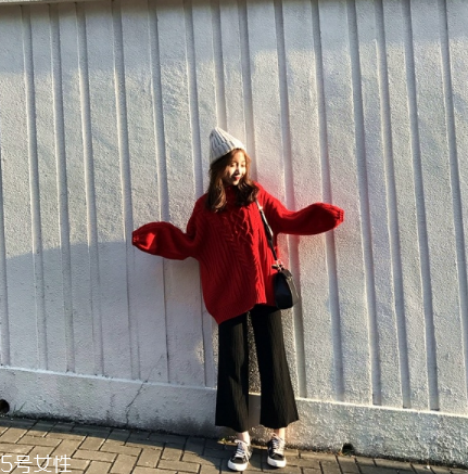 紅色毛衣下面配什么？褲子裙子統統能Hold住