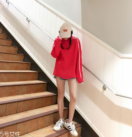 紅色衛(wèi)衣搭配什么鞋子？休閑風時尚風都能駕馭