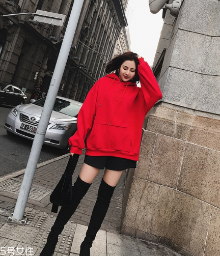 紅色衛(wèi)衣搭配什么鞋子？休閑風時尚風都能駕馭