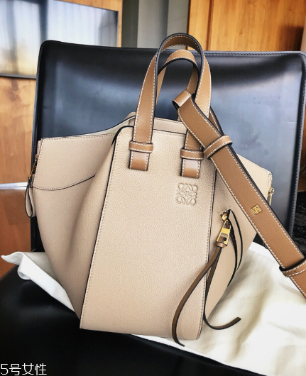 loewe包包一般多少錢(qián)？集奢華和實(shí)用于一身