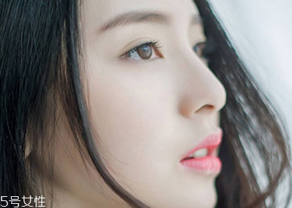 種睫毛是怎么種的？種睫毛是粘在睫毛這個位置
