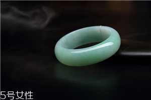 翡翠手鐲怎么養才能透？養翡翠的關鍵小竅門