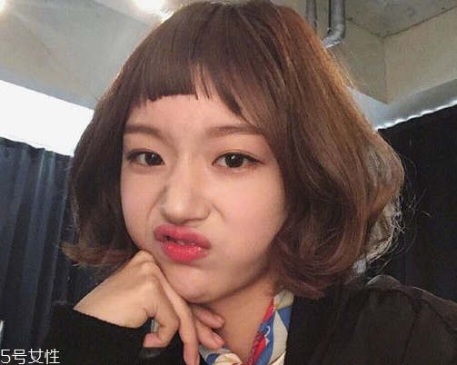女生短卷發發型推薦 短發半扎丸子頭扎法
