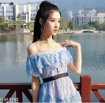 一字肩衣服怎么搭配？時髦精的高端裸露