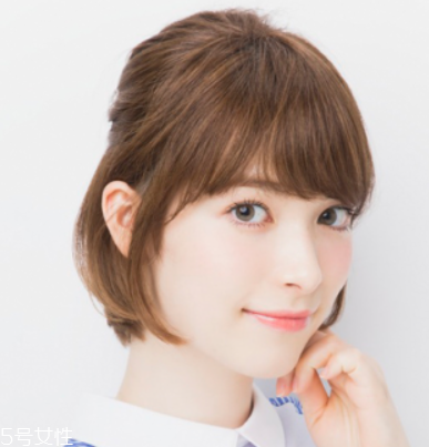 女生短卷發發型推薦 短發半扎丸子頭扎法