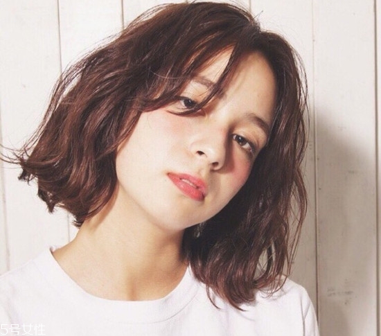 2018年將要流行的女生發型 女生短發燙發流行款