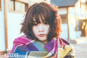 矮個子女生適合什么短發(fā)？氣質齊肩卷發(fā)