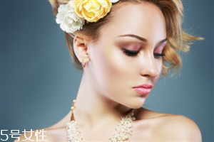 發(fā)量多女生適合什么發(fā)型？形象百變的你
