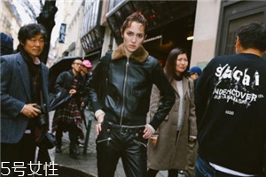 皮衣下面搭配什么好看？玩出個性混搭風