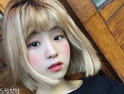 短頭發染什么顏色好看洋氣顯白？短發這樣弄好看又大方