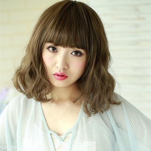 矮個子女生適合什么短發(fā)？氣質齊肩卷發(fā)