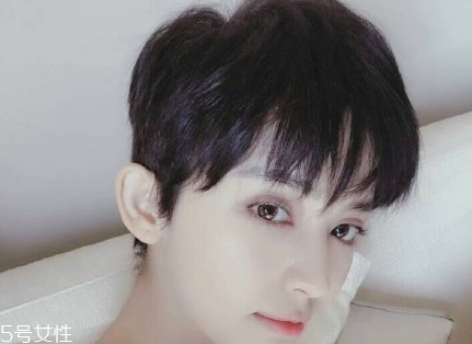 短頭發染什么顏色好看洋氣顯白？短發這樣弄好看又大方