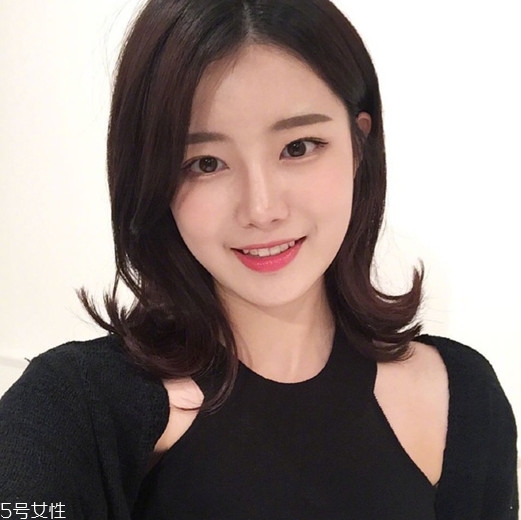 矮個子女生適合什么短發(fā)？氣質齊肩卷發(fā)