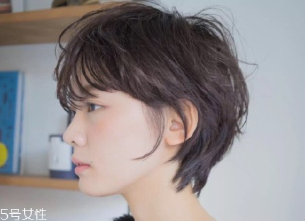 短頭發染什么顏色好看洋氣顯白？短發這樣弄好看又大方