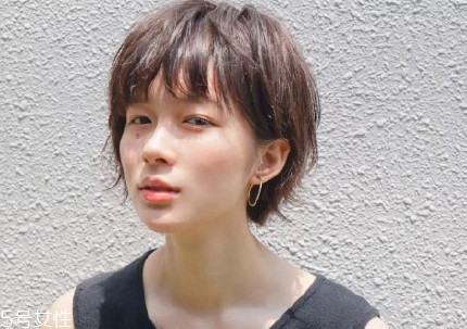 短頭發染什么顏色好看洋氣顯白？短發這樣弄好看又大方