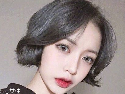 短頭發染什么顏色好看洋氣顯白？短發這樣弄好看又大方
