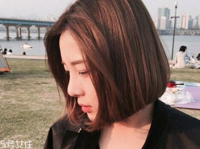 短頭發染什么顏色好看洋氣顯白？短發這樣弄好看又大方
