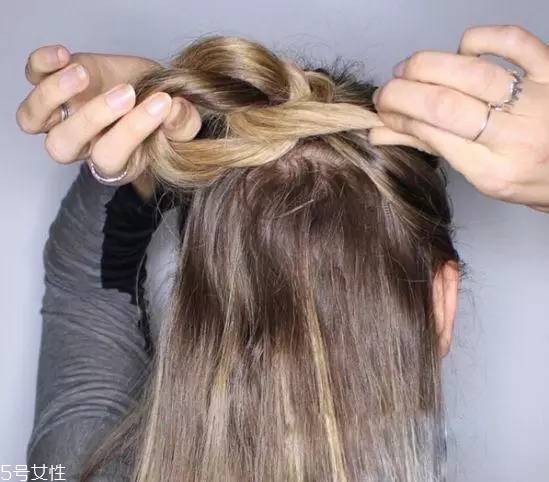 女生冬天長發怎么編好看？長發妹紙才懂得的痛