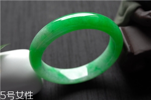 翡翠手鐲怎么戴進去？巧用肥皂水來幫忙