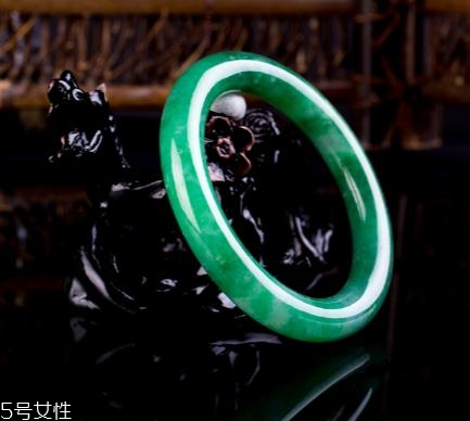 翡翠手鐲怎么戴進去？巧用肥皂水來幫忙