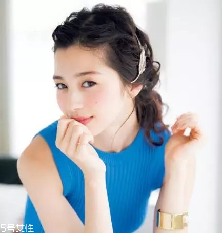 女生冬天長發怎么編好看？長發妹紙才懂得的痛