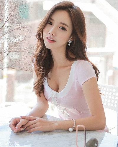 小個子女生適合什么發型？蓬松隨意效果