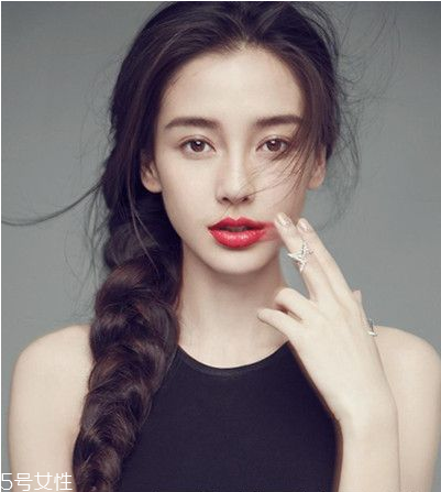 女生冬天長發怎么編好看？長發妹紙才懂得的痛