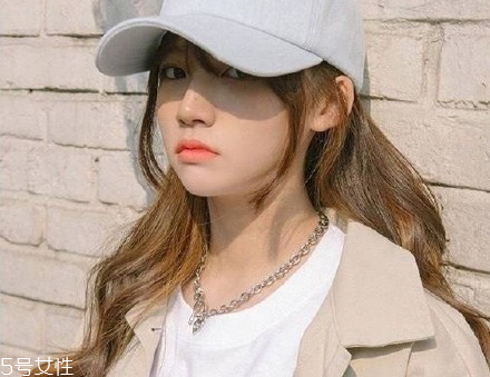 小美好沈月同款發型怎么剪 軟萌的咖啡色發型推薦