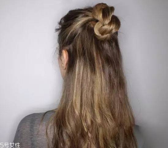 女生冬天長發怎么編好看？長發妹紙才懂得的痛