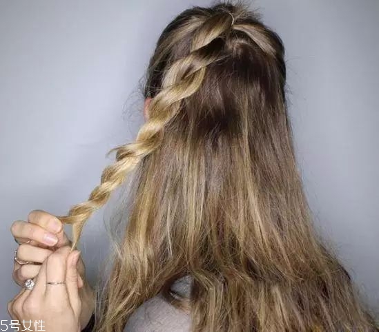 女生冬天長發怎么編好看？長發妹紙才懂得的痛