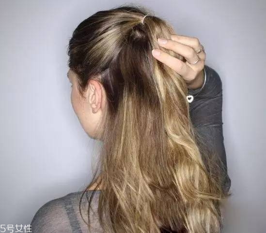 女生冬天長發怎么編好看？長發妹紙才懂得的痛