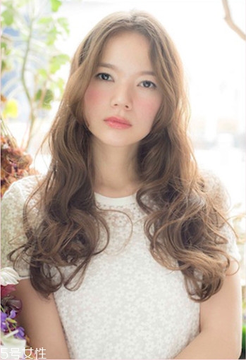 小個子女生適合什么發型？蓬松隨意效果