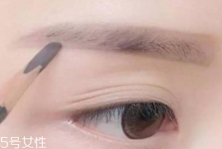 眉筆顏色怎么選擇？與發色一致不出錯