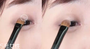 眼皮腫適合什么眼影？選用啞光色避開珠光色