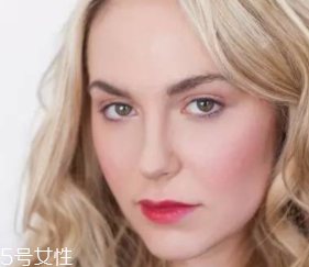 腮紅和口紅如何搭配？色彩不要太多