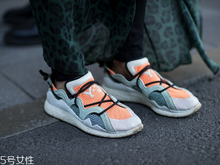 運動鞋鞋底響怎么辦？可能是進水了