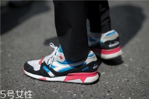 運動鞋不防滑怎么辦？一盒創可貼就能解決