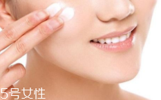 隔離霜可以直接涂在臉上嗎？要用補水產品打底才好