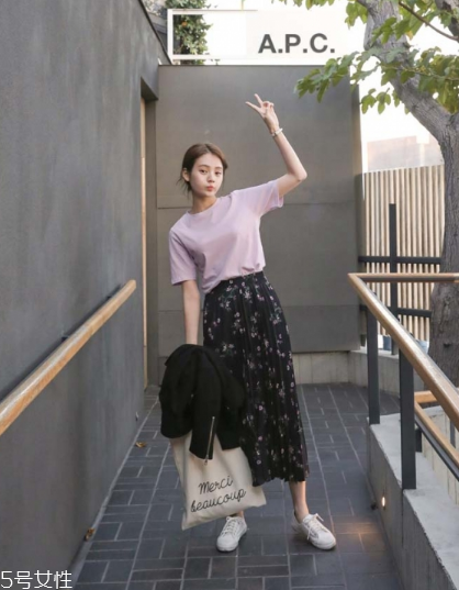 碎花長裙搭配什么上衣？復古或優雅隨意切換